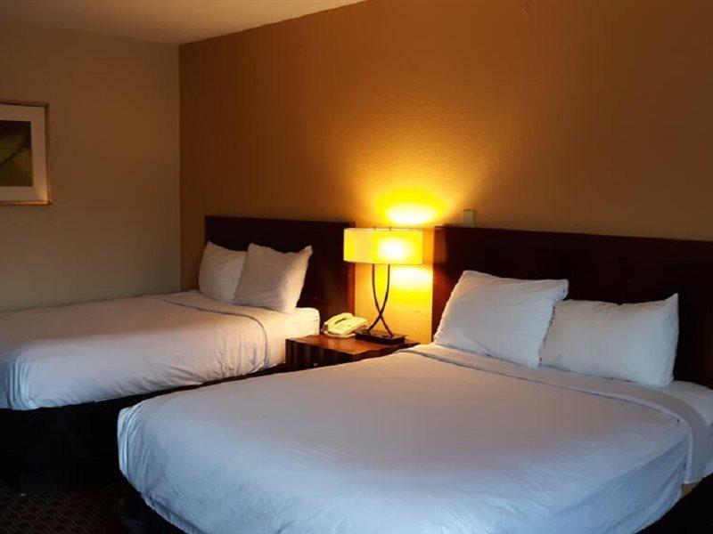 Baymont By Wyndham Williamsburg Hotel Bagian luar foto