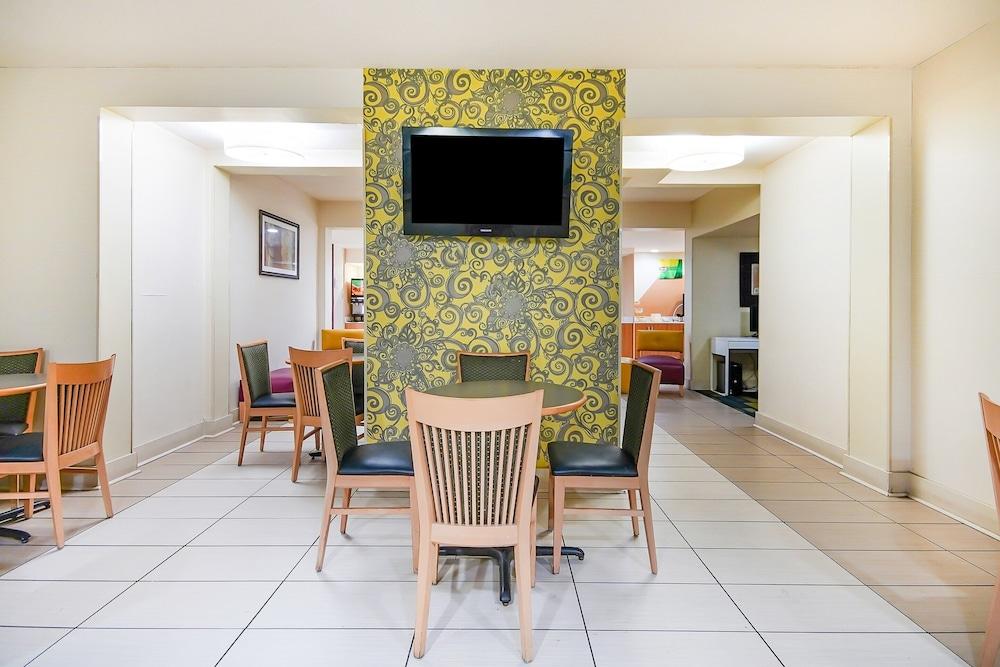 Baymont By Wyndham Williamsburg Hotel Bagian luar foto