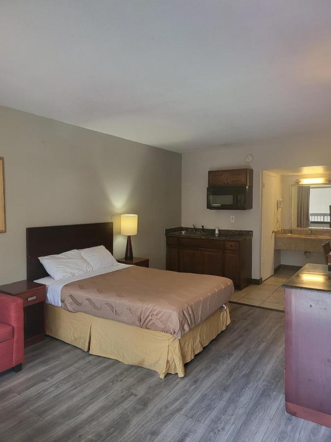 Baymont By Wyndham Williamsburg Hotel Bagian luar foto