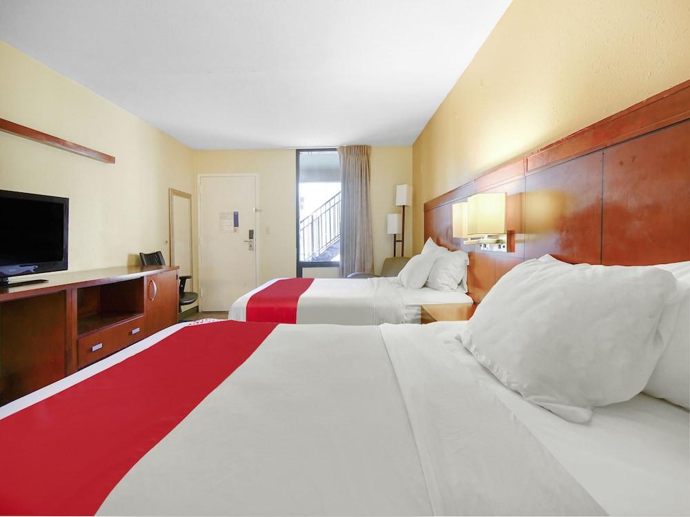 Baymont By Wyndham Williamsburg Hotel Bagian luar foto