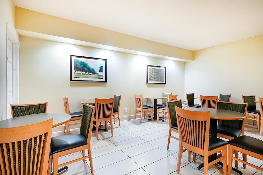 Baymont By Wyndham Williamsburg Hotel Bagian luar foto