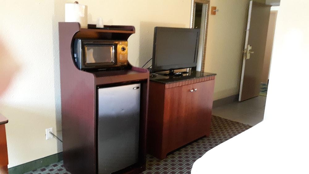 Baymont By Wyndham Williamsburg Hotel Bagian luar foto