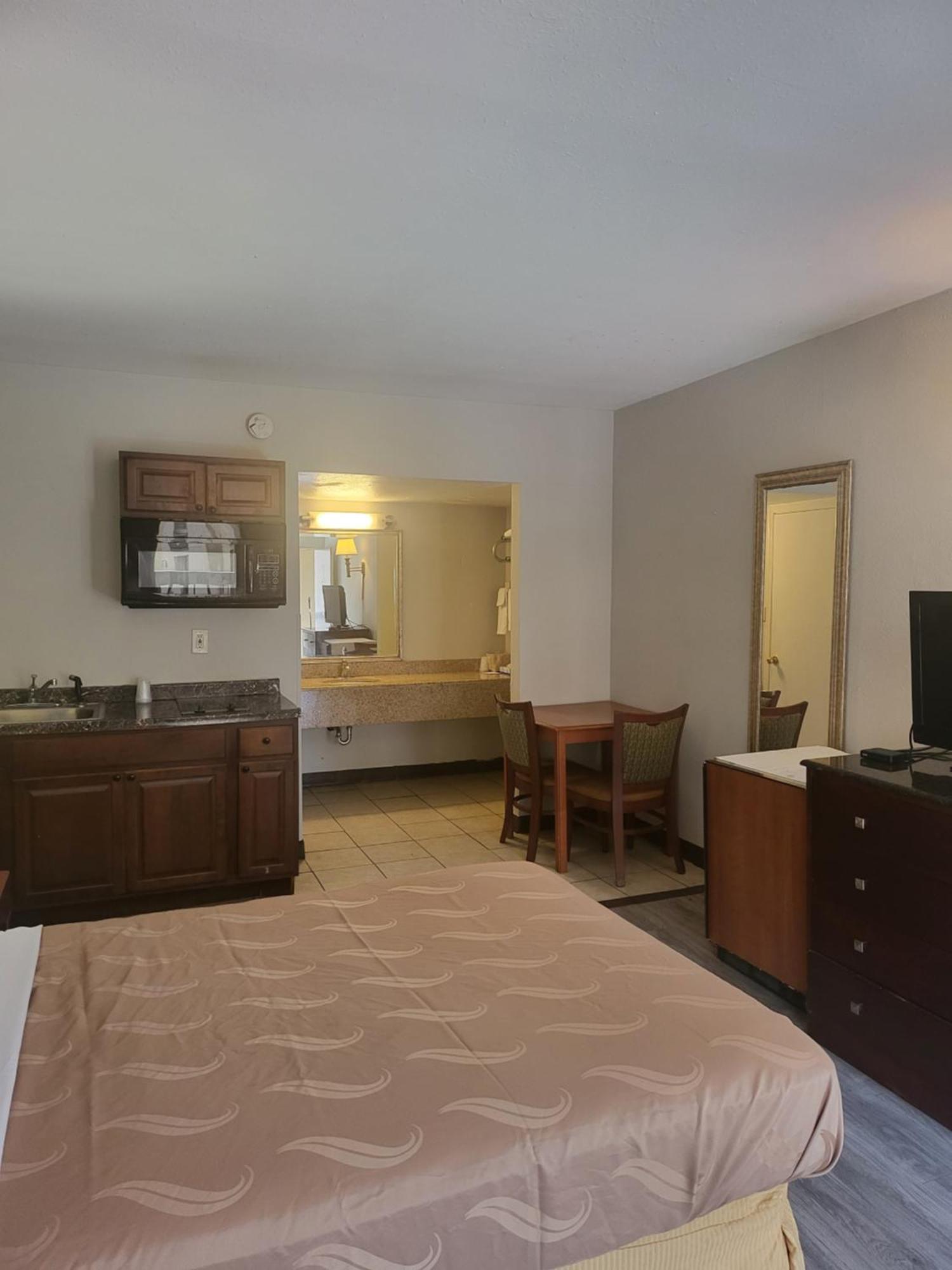 Baymont By Wyndham Williamsburg Hotel Bagian luar foto