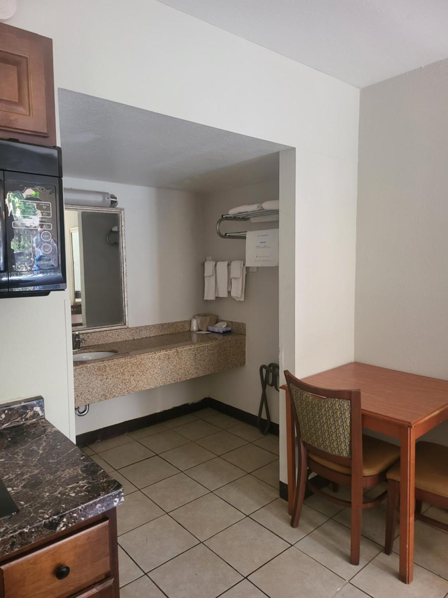Baymont By Wyndham Williamsburg Hotel Bagian luar foto