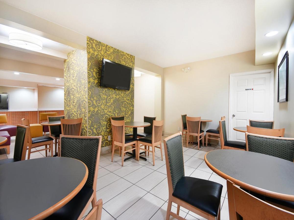 Baymont By Wyndham Williamsburg Hotel Bagian luar foto